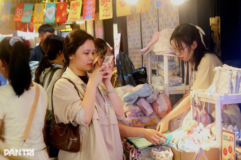 Giới trẻ mê mẩn “Chợ phiên chill phết” giữa lòng Sài Gòn - 3 Giới trẻ mê mẩn “Chợ phiên chill phết” giữa lòng Sài Gòn - 3