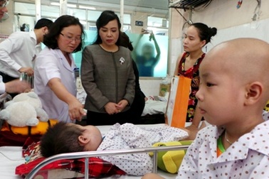 Bộ trưởng Y tế thăm, tặng quà bệnh nhi ung thư