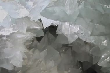 Quang cảnh ấn tượng trong hốc pha lê nổi tiếng