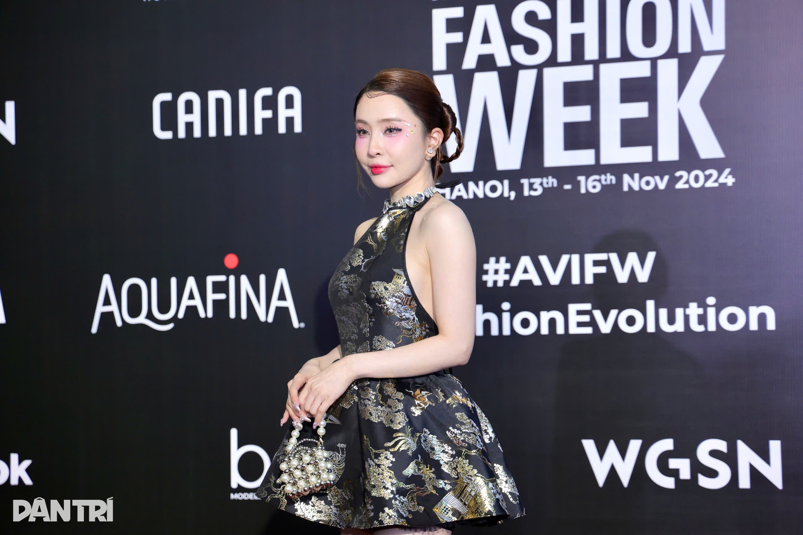 Hoa Minzy és a szépségek szexi ruhákban vettek részt a divatbemutatón - 1 Hòa Minzy và dàn mỹ nhân mặc đồ gợi cảm đi dự show thời trang - 1