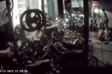 Nhóm người bị ném bom xăng khi ngồi ăn trên vỉa hè