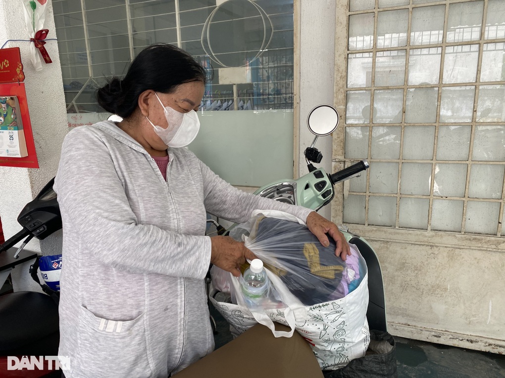 Cửa hàng 0 đồng ở giữa khu nhà giàu, người nước ngoài đổ xô đến nhận hỗ trợ - 2 Cửa hàng 0 đồng ở giữa khu nhà giàu, người nước ngoài đổ xô đến nhận hỗ trợ - 2