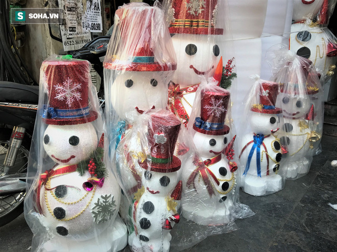 Tất bật “nặn” người tuyết dịp Noel, người dân phố cổ thu chục triệu mỗi ngày - Ảnh 2. Tất bật “nặn” người tuyết dịp Noel, người dân phố cổ thu chục triệu mỗi ngày - Ảnh 2.