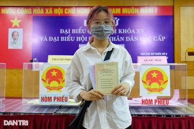 Cử tri trẻ Hà Nội bỡ ngỡ, tự hào trong lần đầu đi bỏ phiếu