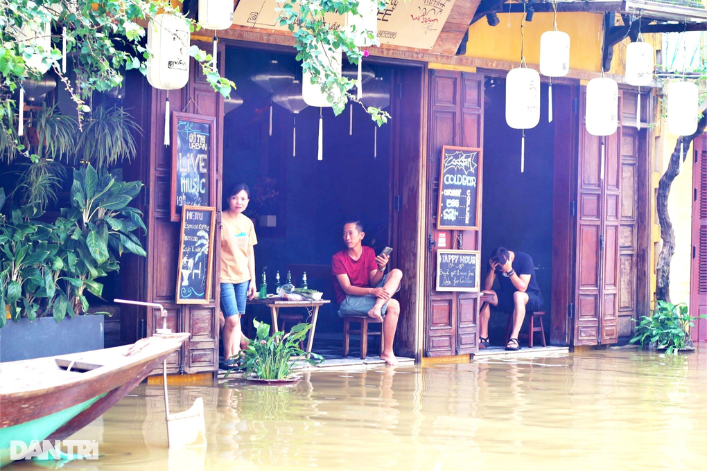 Kiếm tiền triệu mỗi ngày nhờ chở khách tham quan phố cổ mùa ngập lụt - 7 Kiếm tiền triệu mỗi ngày nhờ chở khách tham quan phố cổ mùa ngập lụt - 7