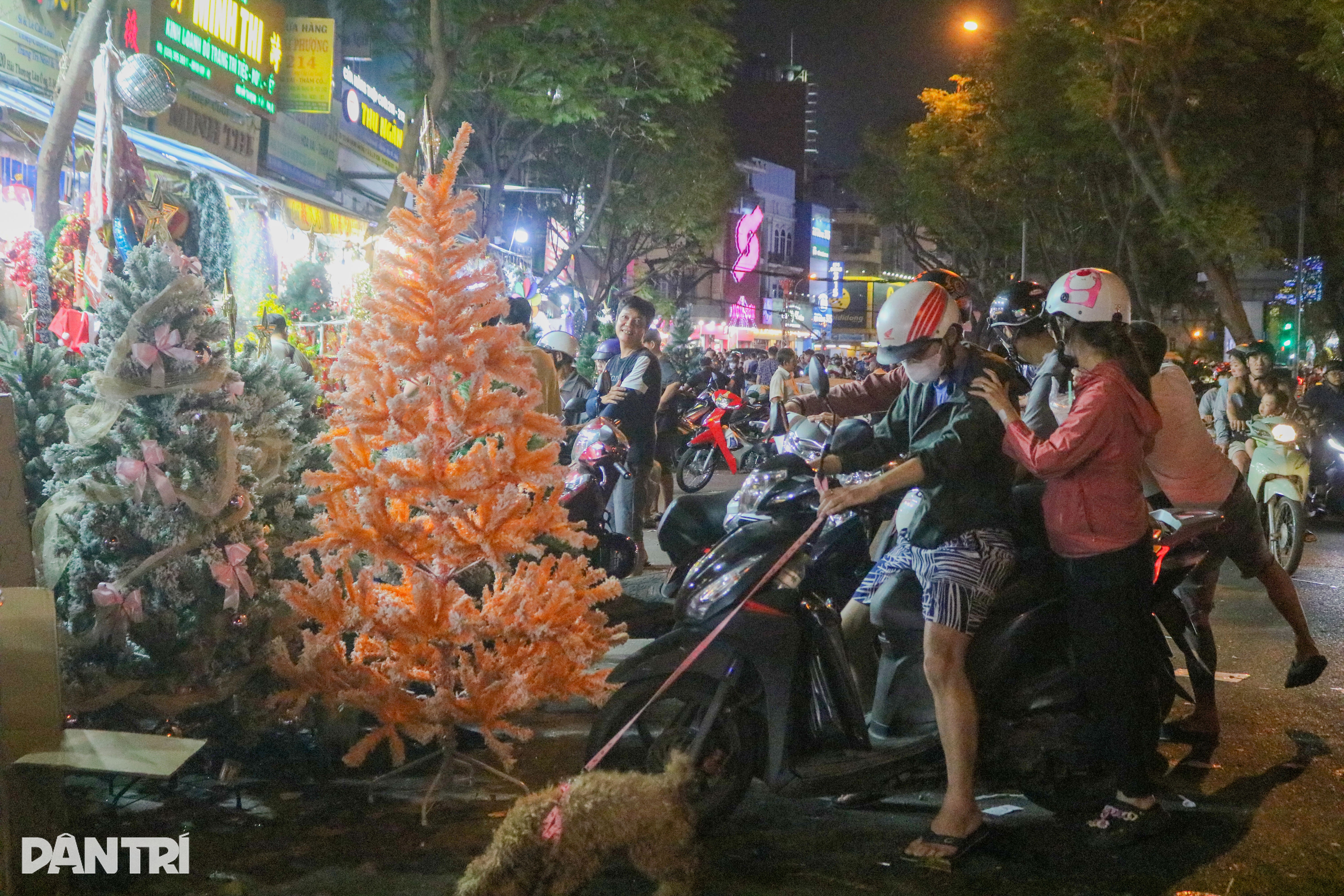 Zákazníci se tlačili na vánoční ulici, ale obchodníci si stále stěžovali - 3 Khách vây kín phố Giáng sinh, tiểu thương vẫn than - 3