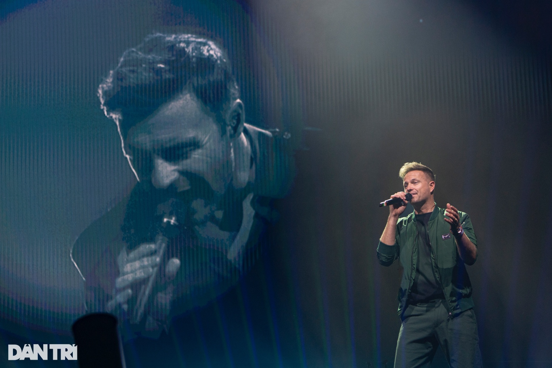Westlife nói Tôi yêu Hà Nội, ôm fan nữ hát khiến 8.000 khán giả dậy sóng - 9 Westlife nói Tôi yêu Hà Nội, ôm fan nữ hát khiến 8.000 khán giả dậy sóng - 9