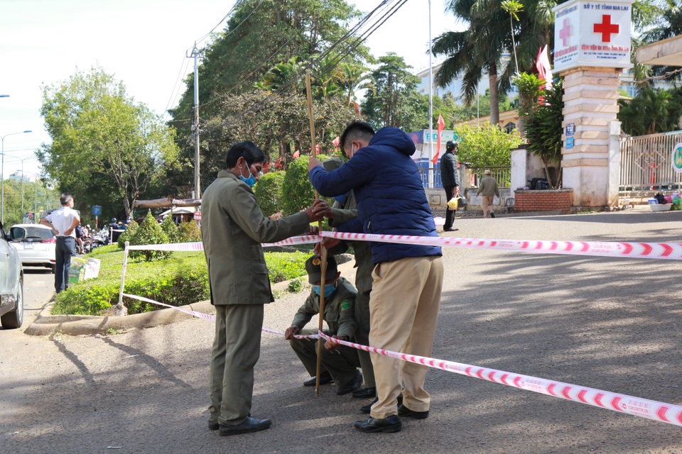 Khoanh vùng, truy vết gần 1.300 người trong Bệnh viện Đa khoa tỉnh Gia Lai - 1 Khoanh vùng, truy vết gần 1.300 người trong Bệnh viện Đa khoa tỉnh Gia Lai - 1