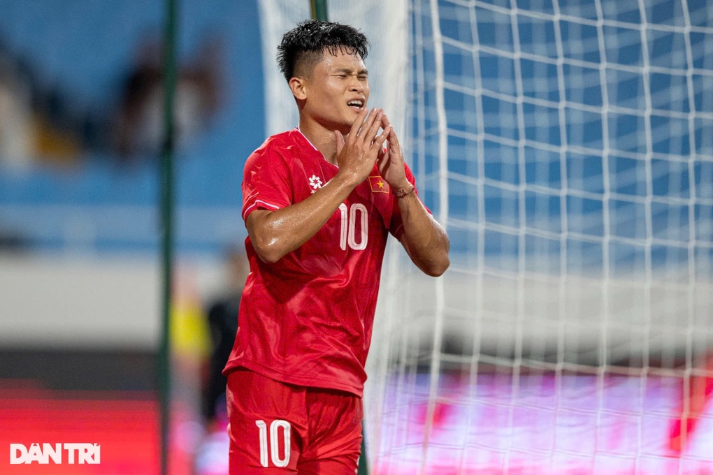 HLV Kim Sang Sik: Văn Lâm mắc sai lầm vì áp lực, cậu ấy vẫn chơi tốt - 2 HLV Kim Sang Sik: Văn Lâm mắc sai lầm vì áp lực, cậu ấy vẫn chơi tốt - 2