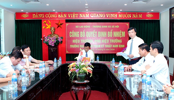 Công bố Quyết định bổ nhiệm Hiệu trưởng và Phó Hiệu trưởng Trường Đại học Sư phạm Kỹ thuật Nam Định - Ảnh 4. Công bố Quyết định bổ nhiệm Hiệu trưởng và Phó Hiệu trưởng Trường Đại học Sư phạm Kỹ thuật Nam Định - Ảnh 4.