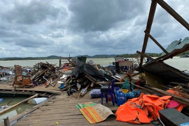 Mưa lớn kèm dông lốc thổi bay nhiều nhà bè, lồng cá ở Quảng Ngãi