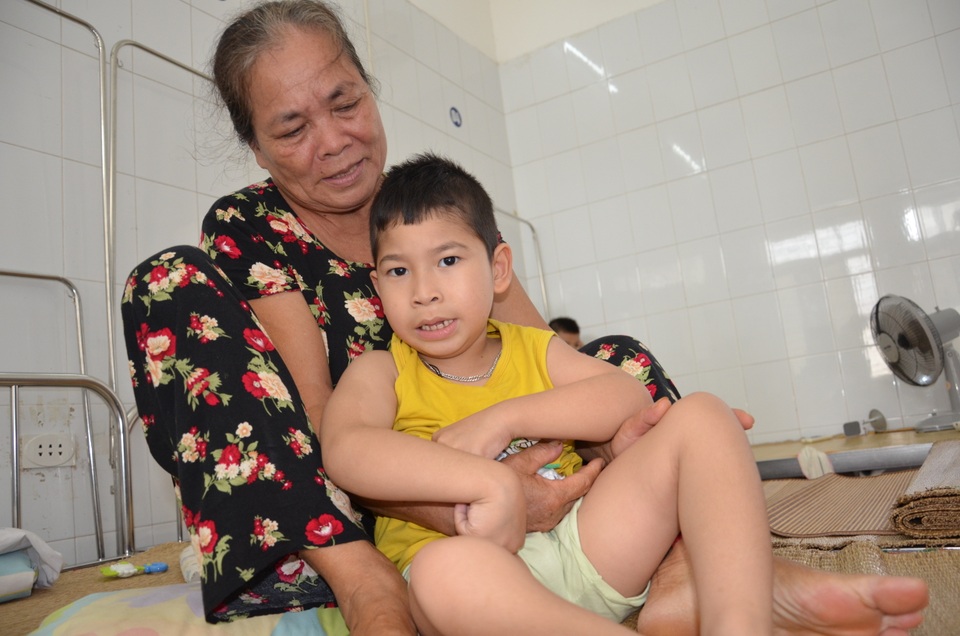 Xót thương cảnh bà ngoại ngậm ngùi xin đưa cháu rời viện vì không có tiền - 3