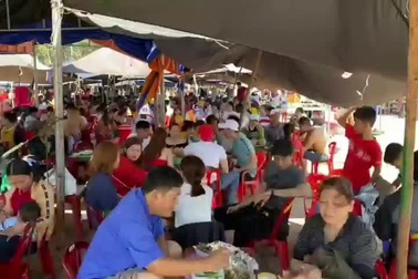 Các quán nhậu dọc bãi biển ở Bình Thuận đông kín khách du xuân