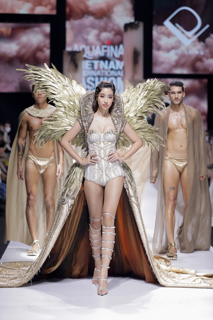 Đỗ Mỹ Linh cùng top 3 Hoa hậu Việt Nam 2020 làm “chao đảo” sàn Catwalk mang phong cách thần vệ nữ Hy Lạp - Ảnh 4.