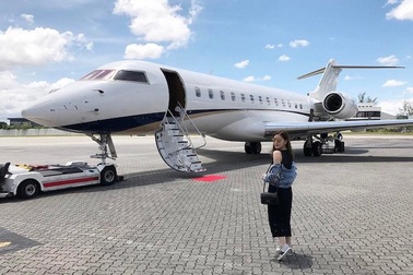 Cuộc sống sang chảnh của nữ giám đốc 28 tuổi xinh như hot girl