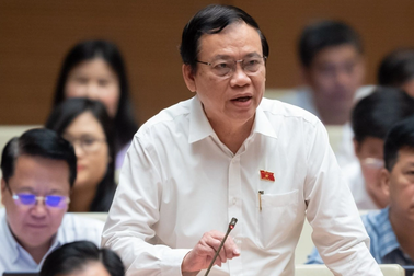 "Bên trong cán bộ sợ sai, bên ngoài dân chúng thở dài lo âu"