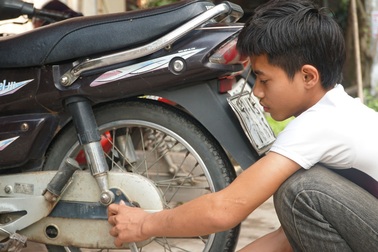 Bố mẹ lần lượt qua đời, nam sinh phụ sửa xe máy để lấy tiền đi học