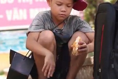 Dân mạng rơi lệ vì clip ước mơ của cậu bé đánh giày