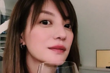 Triệu Vy đăng tải hình ảnh uống rượu một mình trong dịp lễ đoàn viên