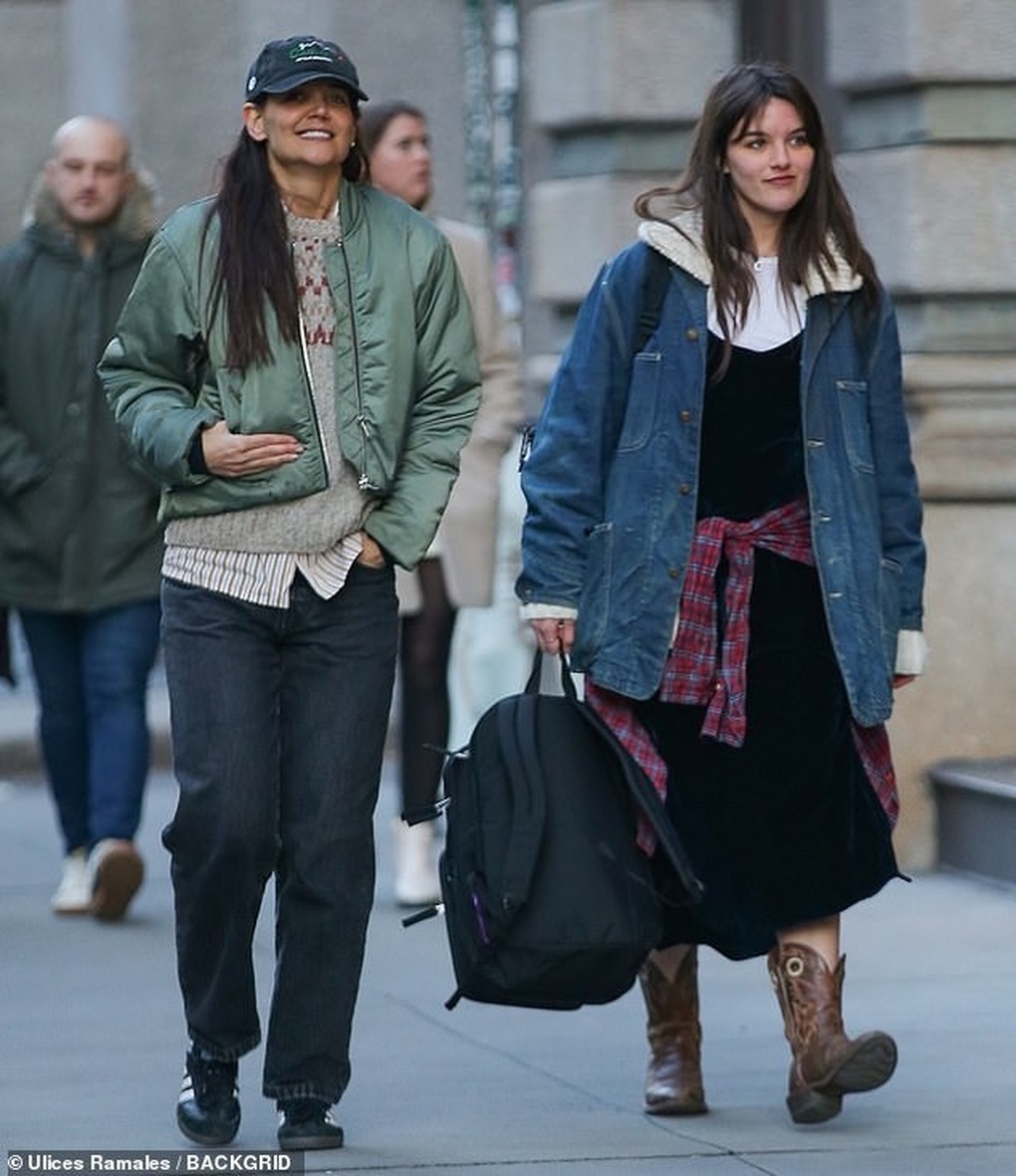 At 17 years old, Tom Cruise's daughter attracts attention every time she walks down the street - 2