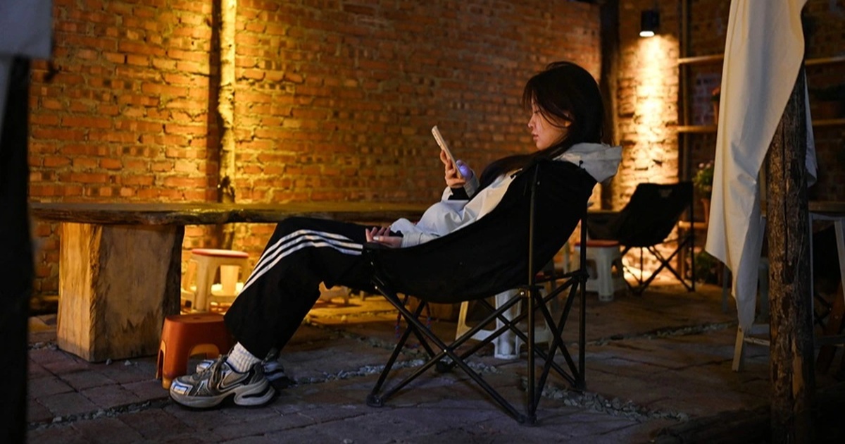 Chăm chỉ mãi vẫn không đổi đời, người trẻ chọn "nằm im"