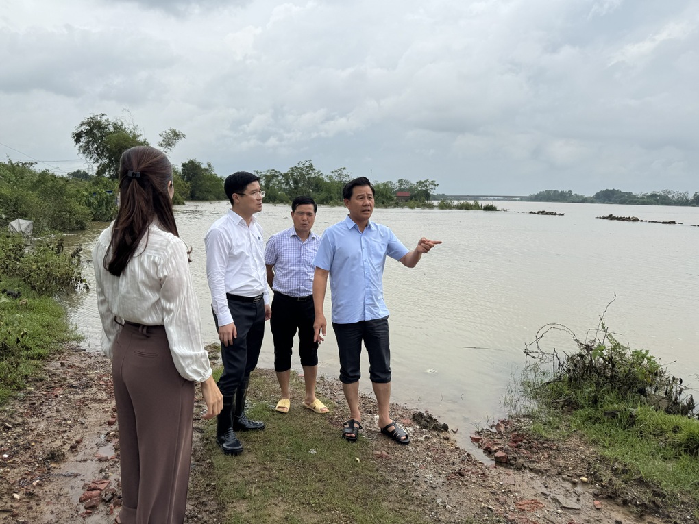 Giám đốc Sở GD-ĐT Hà Nội lội nước, thả tim động viên học sinh học online - 3