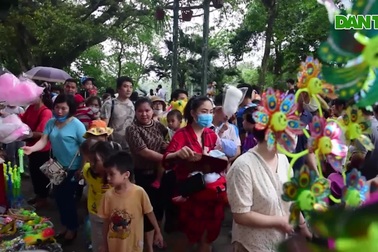 Công viên Thủ Lệ "thất thủ" vì vạn người kéo về ngày nghỉ lễ
