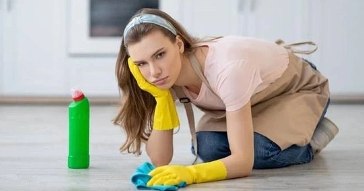 Lau Nhà Bỗng Mùi Tanh? 5 Nguyên Nhân Khó Tin và Cách Khắc Phục
