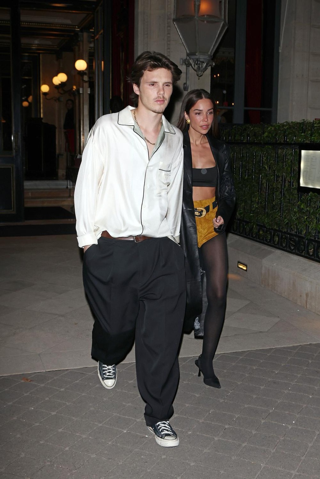 Con trai Beckham yêu say đắm bạn gái hơn 10 tuổi - 3 Con trai Beckham yêu say đắm bạn gái hơn 10 tuổi - 3