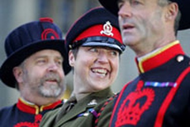 Vệ  binh nữ đầu tiên canh giữ Tháp London