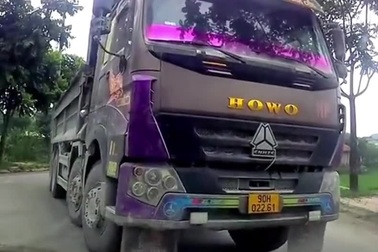 Tài xế thót tim khi xe ben lao ra nhanh từ đường nhánh