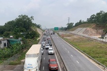 Ùn ứ tại hầm Thần Vũ trên cao tốc Diễn Châu - Bãi Vọt