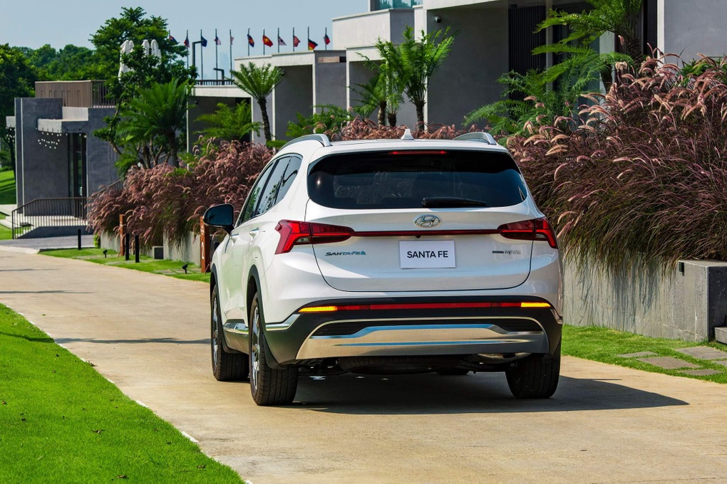 Hyundai Santa Fe Hybrid giá 1,450 tỷ đồng, ăn hơn 5 lít xăng cho 100km - 4 Hyundai Santa Fe Hybrid giá 1,450 tỷ đồng, ăn hơn 5 lít xăng cho 100km - 4