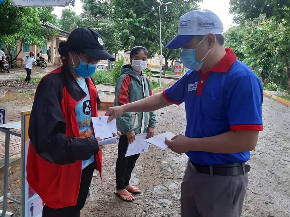 Trường học miền núi chuẩn bị bữa sáng, suất ăn trưa phục vụ thí sinh - 9 Trường học miền núi chuẩn bị bữa sáng, suất ăn trưa phục vụ thí sinh - 9