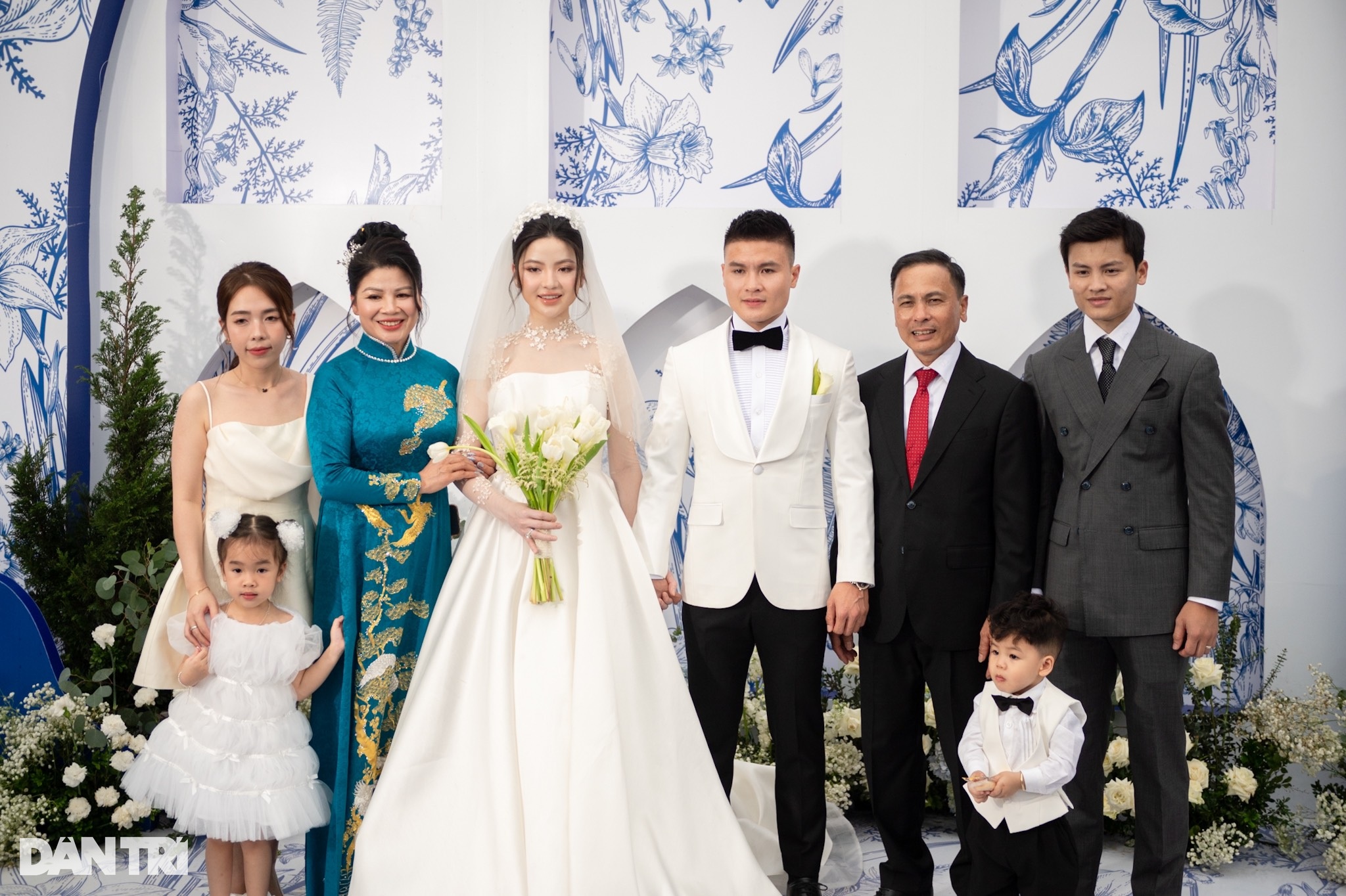 View - HLV Park Hang Seo nắm chặt tay Quang Hải, rạng rỡ đến dự đám cưới | Báo Dân trí