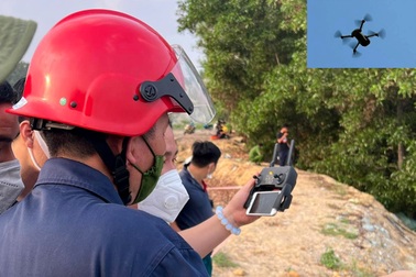 Bay flycam dò đường kéo thi thể người đàn ông dưới hầm đá sâu 100m