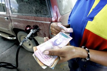 Venezuela: "Giật mình" 1 USD mua được... 1.800 lít xăng