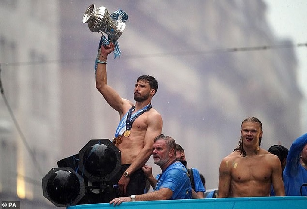 Man City diễu hành ăn mừng chức vô địch Champions League - 6 Man City diễu hành ăn mừng chức vô địch Champions League - 6