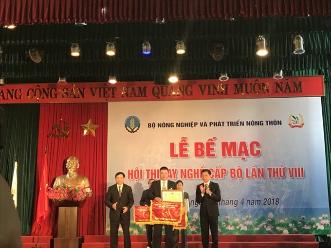 NGƯT. Nguyễn Quốc Huy, Hiệu trưởng nhà trường thay mặt Đoàn nhận giải Nhất toàn đoàn