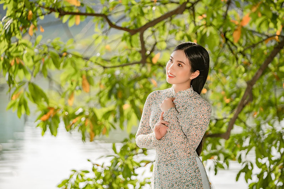 Thiếu nữ miền Tây diện áo dài thướt tha dạo bước giữa lòng Hà Nội - 5