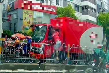 Tài xế đập kính xe tải, đánh đồng nghiệp giữa đường ở TPHCM