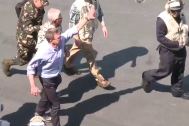 Bộ trưởng Quốc phòng Mỹ xem máy bay cất cánh từ tàu sân bay trên Biển Đông