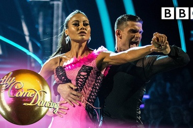 Emma trổ tài khiêu vũ trên TV