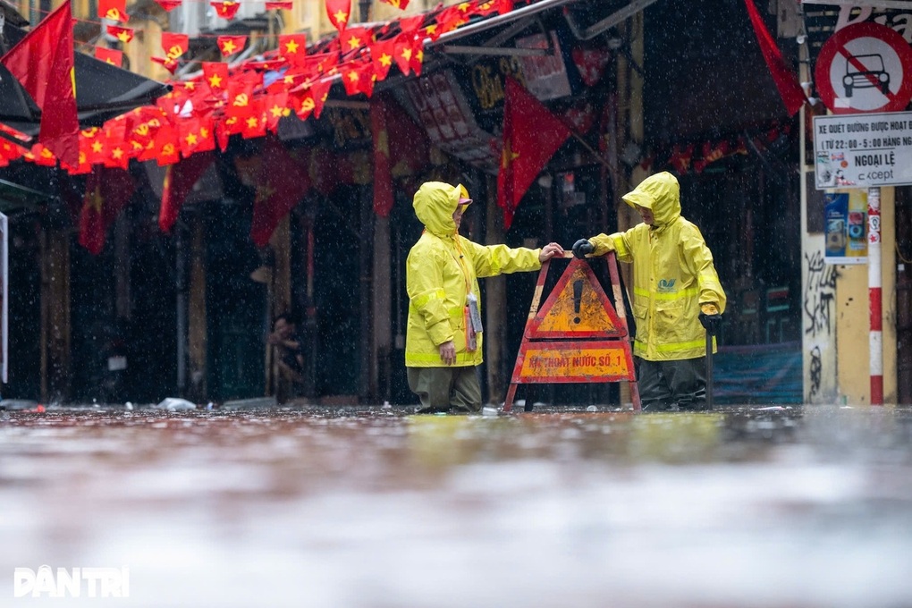 Ngày thất trận của dân công sở: Trời vẫn đổ mưa, đường về nhà... xa lắm! - 1 Ngày thất trận của dân công sở: Trời vẫn đổ mưa, đường về nhà... xa lắm! - 1