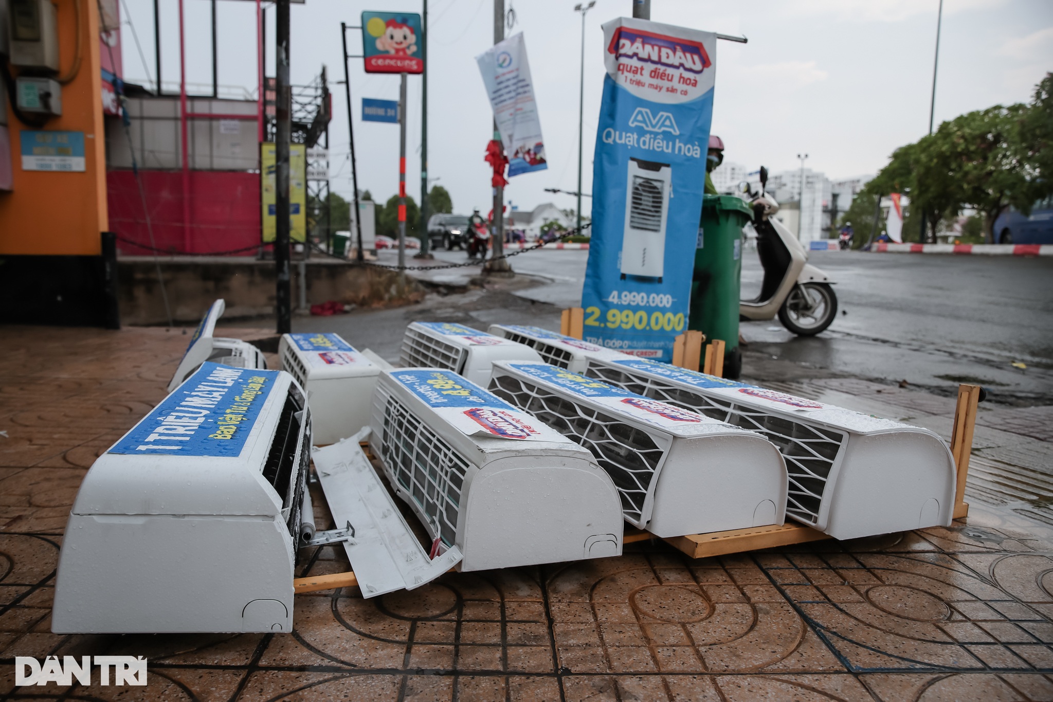 Cây xanh ngã đổ, hàng quán ngổn ngang sau cơn mưa giông ở TPHCM - 8 Cây xanh ngã đổ, hàng quán ngổn ngang sau cơn mưa giông ở TPHCM - 8