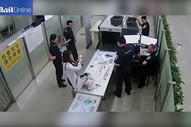 Khách Trung Quốc hắt dung dịch lỏng vào nhân viên hải quan