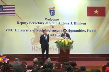 Trần Mỹ Linh đặt câu hỏi cho Thứ trưởng Ngoại giao Mỹ Antony Blinken (clip ĐH KHXH&NV)