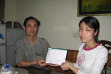 Trao quà tới hai cháu Bùi Đức Minh và Hồ Thiện Nhân