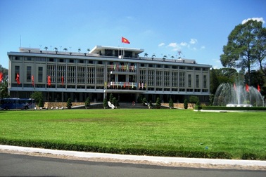 Ép khách đi shopping chất lượng kém, giá cắt cổ