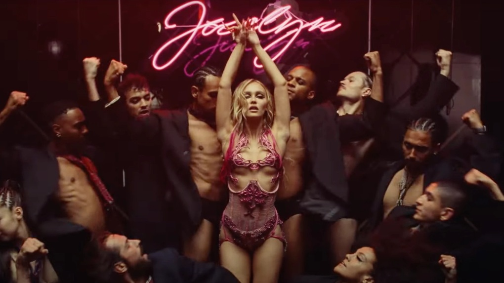 Lily Rose-Depp được bênh sau những chỉ trích vì như thế vai trình diễn ngập cảnh rét - 1 Lily Rose-Depp được bênh sau những chỉ trích vì như thế vai trình diễn ngập cảnh rét - 1